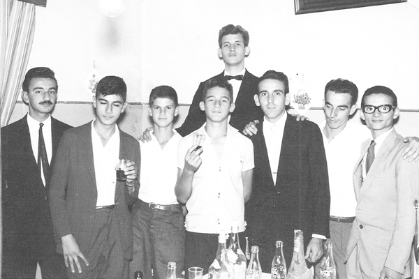 A colaboração de hoje chega do leitor e amigo, corinthiano apaixonado, o conhecido Kazan. A foto, feita pelo fotógrafo Eumafe há uns trinta anos, mostra um grupo de amigos, reunidos para uma festinha de aniversário. Da esquerda para a direita: José Demétr